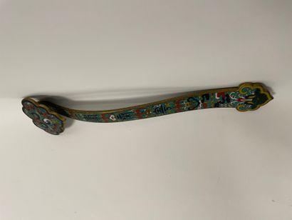 CHINE, XVIIIème siècle Sceptre ruyi en bronze doré et émaux cloisonnés à décor de...