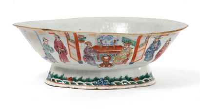 CHINE, XIXÈME SIÈCLE Coupe quadrilobée sur talon en porcelaine blanche à décor polychrome...