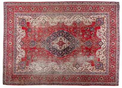 IRAN, Tabriz Deux tapis rectangulaires en laine polychrome :
-Un grand formé d'un...