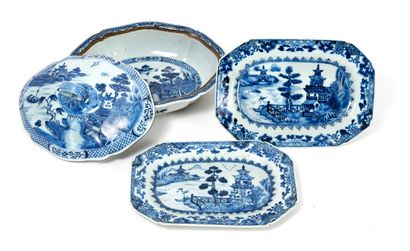 CHINE, Compagnie des Indes, XIXème siècle Deux plats et un légumier couvert en porcelaine...