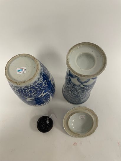 CHINE, époque KANGXI (1662-1722) Pot couvert sur pied en porcelaine décorée en bleu...