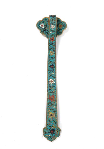 CHINE, XVIIIème siècle Sceptre ruyi en bronze doré et émaux cloisonnés à décor de...