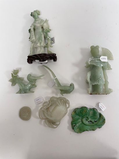 CHINE, XXème siècle Lot de statuettes sculptées en pierre dure, comprenant :
- Deux...