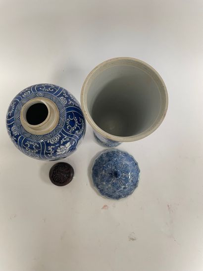 CHINE, époque KANGXI (1662-1722) Pot couvert sur pied en porcelaine décorée en bleu...