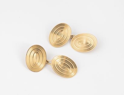 null Paire de boutons de manchette ovales à décor strié en or jaune (750). 

Poids...