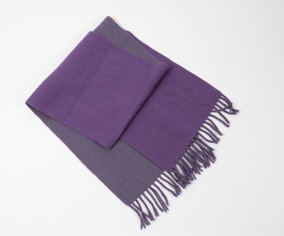 HERMES, Paris Écharpe en cachemire violet et bleu violet, à franges.

Étiquette Hermès....
