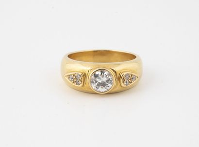null Yellow gold (750) ring centered on a brilliant-cut diamond in a closed setting...