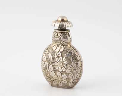 Van CLEEF & ARPELS, circa 1950 Petit flacon à parfum en argent (800) dédoré à décor...
