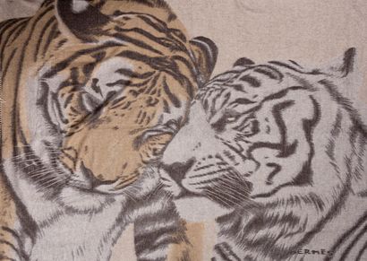 HERMES, Paris Grand plaid en cachemire à motifs de deux tigres enlacés, franges ivoire....