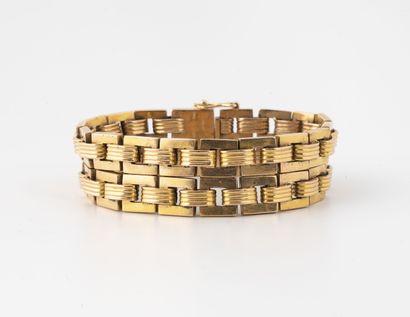 null Yellow gold (750) openwork bracelet with square links joined by oval striated...