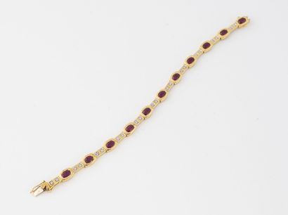 null Bracelet en or jaune (750) alternée de rubis ovales facettés en serti clos et...