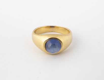 null Yellow gold (750) ring centered with a synthetic sapphire cabochon. 

Gross...