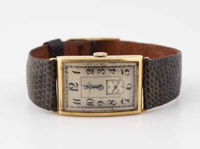 OMEGA Montre bracelet d'homme.

Boîtier rectangulaire en or jaune (750). 

Cadran...