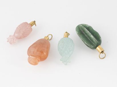 Quatre pendentifs en forme de fruits en quartz...