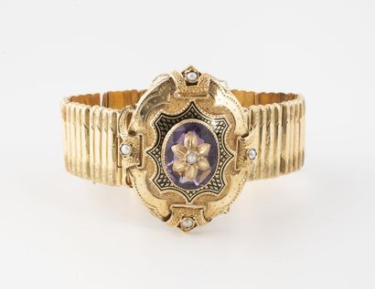null Bracelet articulé en or jaune (750) orné d'un médaillon ovale centré d'un cartouche...