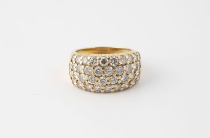 null Bague jonc en or jaune (750) pavée de quatre rangs de petits diamants taille...