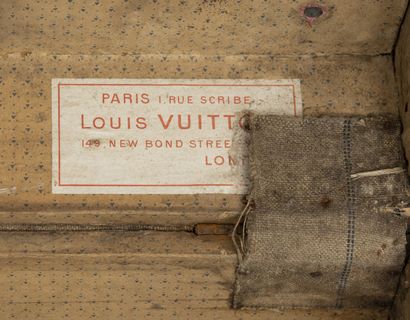 LOUIS VUITTON Malle de voyage en bois, gainé de toile (importants manques). 

Renforts,...