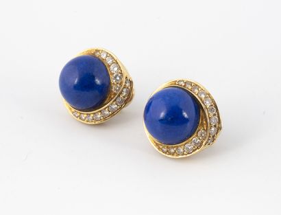 null 
Pair of round earrings in yellow gold (585) adorned with cabochons of lapis...