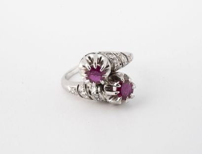 null Ring Toi et Moi in white gold (750) set with two round faceted rubies and brilliant-cut...