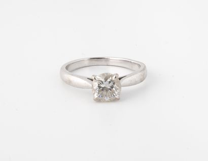 null Bague solitaire en or gris (750) centrée d'un diamant taille brillant en serti...