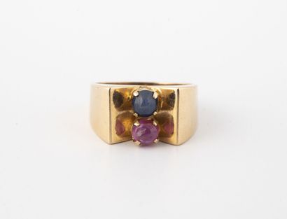 null Yellow gold ring (750) centered with two cabochons of ruby or sapphire in claw...