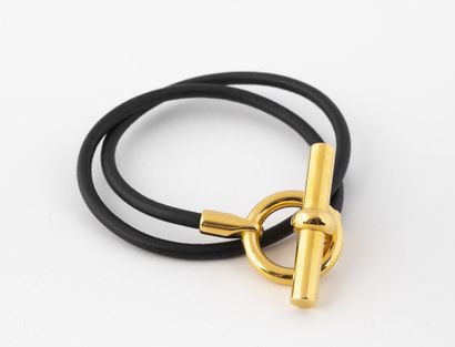 HERMES Paris Bracelet « Glénan » double tour en courroie de cuir, orné de l'iconique...