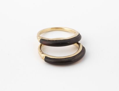 null Two yellow gold rings (585) with a brown horn godron. 

Total gross weight :...