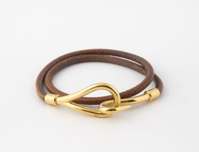 HERMES Paris Bracelet « Jumbo » double tour en courroie de cuir brun, orné de l'iconique...