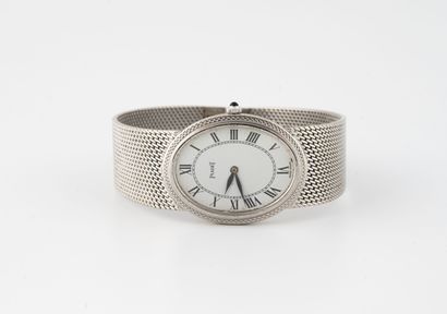 PIAGET Montre bracelet de dame en or gris (750).

Boîtier ovale à lunette guillochée.

Cadran...