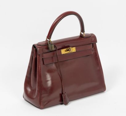 HERMES Paris, Kelly Sac Kelly retourné 28 cm en veau box rouge Hermès.

Bijouterie...