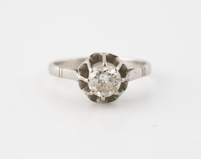 null Bague solitaire en or gris (750) et platine (850) ornée d'un diamant taille...