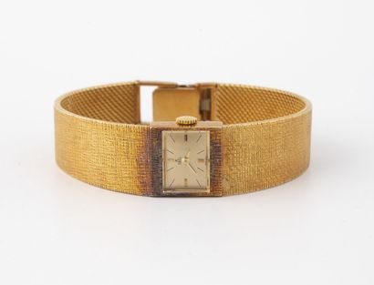 EBEL Montre bracelet de dame en or jaune (750). 

Boîtier rectangulaire, numéroté...