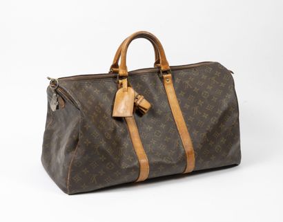 LOUIS VUITTON Sac Keepall 50 cm.

En toile Monogram et cuir naturel.

Avec attache-poignées...