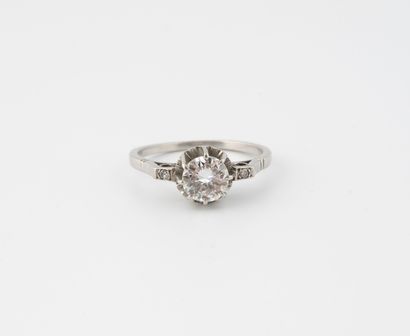 null Bague en platine (850) centrée d'un diamant taille brillant en serti griffe...