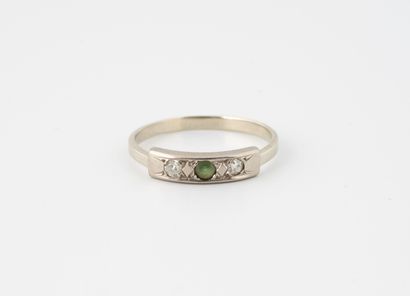 null Petite bague en or gris (750) centrée d'un quartz vert épaulé de petits diamants...