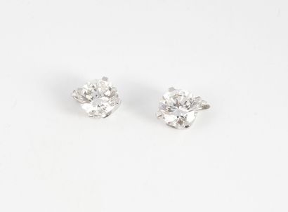 null Deux diamants de taille brillant dans une monture en or gris (750) en serti...