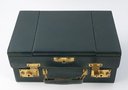 CARTIER, London, Paris, New York, Petite valise gaînée de cuir vert sapin, présentant...