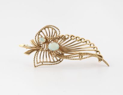null 
Yellow gold (750) openwork brooch in the form of a stylized leaf and a rope...