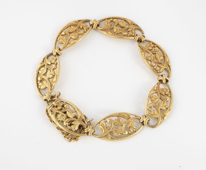 null Bracelet or jaune (750) formé de maillons ovales à décor ajouré de rinceaux...