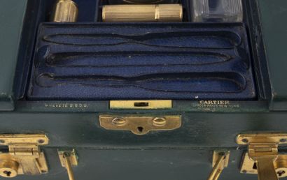 CARTIER, London, Paris, New York, Petite valise gaînée de cuir vert sapin, présentant...