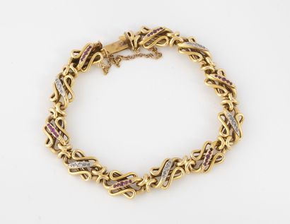 null Bracelet en or jaune (750) à maille entrelacs ajourés orné de petits rubis ronds...