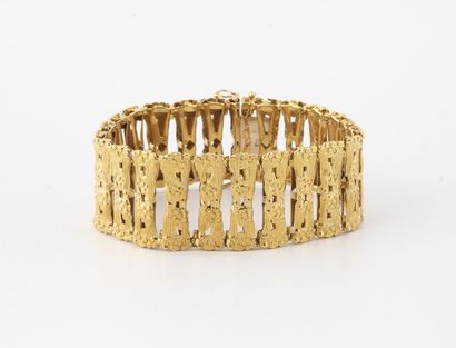 null Bracelet en or jaune (750) à maille articulée texturée à forme de baguettes....