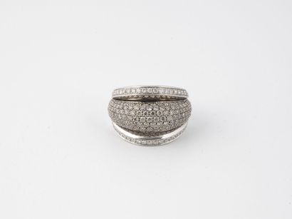 null Bague jonc en or gris (750) formée de trois godrons pavés de petits diamants...