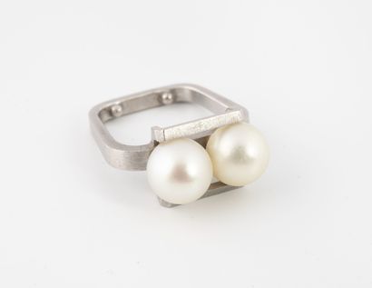 null Bague moderniste en or gris (750) ornée de deux perles de culture blanches....