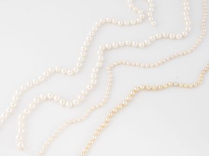 Deux colliers de perles de culture blanche...
