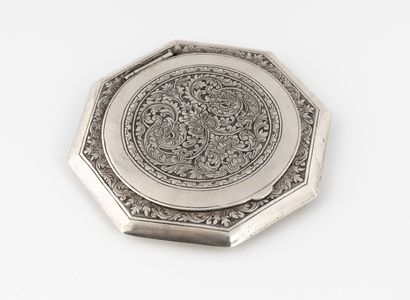 null Poudrier en argent octogonal (min. 800) à décor gravé de rinceaux feuillagé.

Miroir...