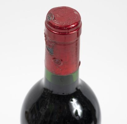 PETRUS 1 bouteille, 1986.

Pomerol.

Bon niveau (bas goulot).

Taches, importantes...