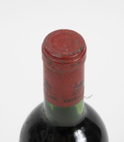 CHÂTEAU CHEVAL BLANC 1 bouteille, 1970.

GCC1 (A) Saint-Emilion.

Bon niveau, haute...