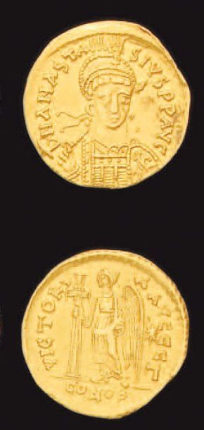 null Anastase (491-518) : Solidus : son buste armé, R/ Victoire debout à gauche....