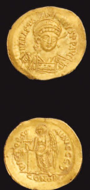 null Anastase (491-518) : Solidus : son buste armé, R/ Victoire debout à gauche....